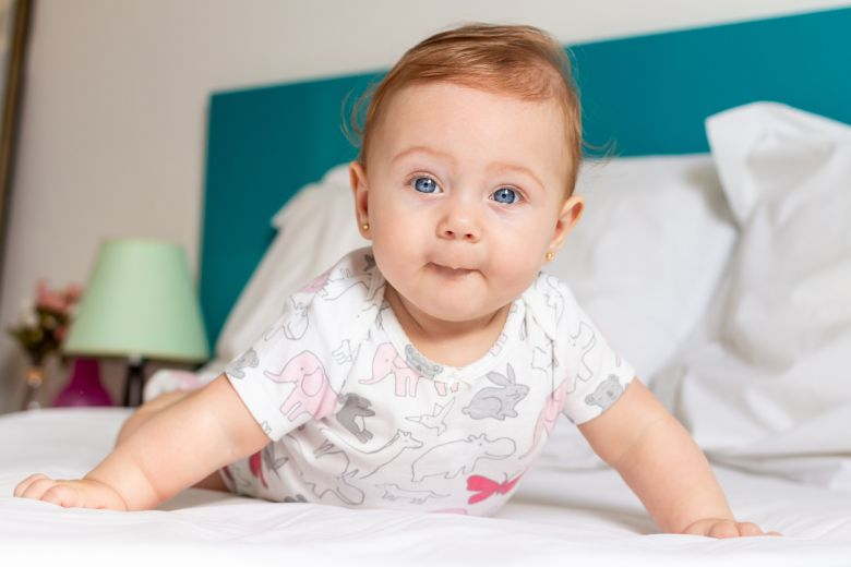 Furinho na orelha do bebê: saiba como é feito